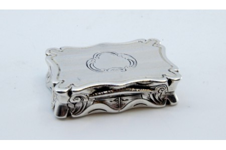  Caixa de vinagrete em prata e ouro com gradinha interior, guilhotada em ambos os lados e período George IV.